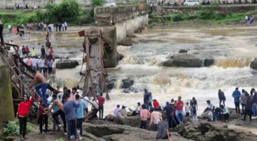 പൂനെയില്‍ പാലം തകര്‍ന്ന് 6 മരണം; അവശിഷ്ടങ്ങളില്‍ നിരവധി പേര്‍ കുടുങ്ങി
