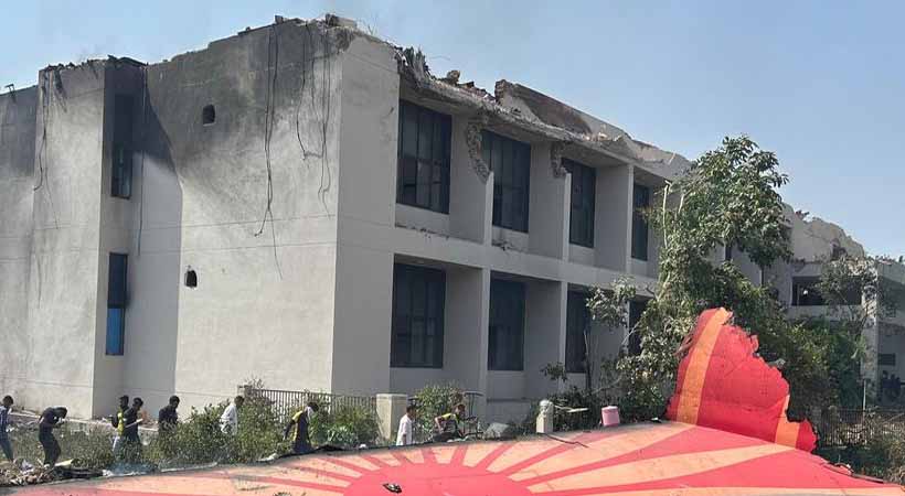അഹമ്മദാബാദ് വിമാനാപകടം: തിരിച്ചറിഞ്ഞത് 80 പേരുടെ മൃതദേഹങ്ങള്, 33 മൃതദേഹങ്ങള് ബന്ധുക്കള്ക്ക് വിട്ടുനല്കി