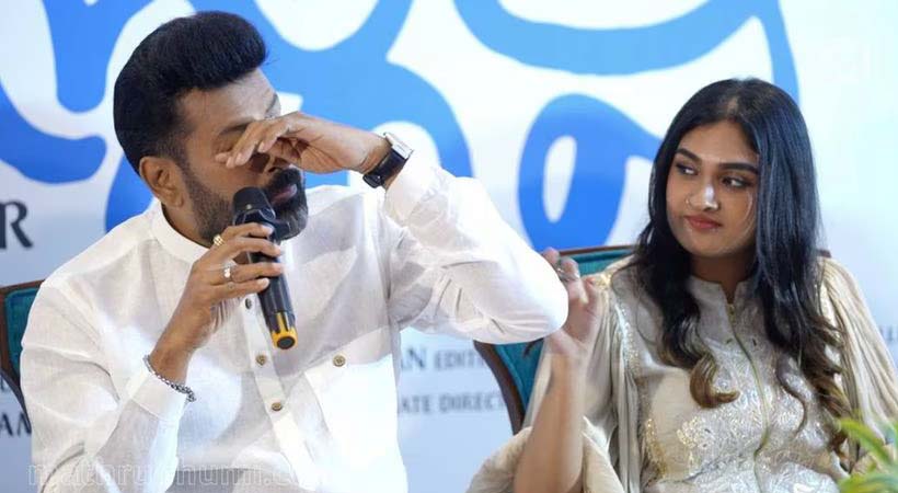 മുൻഭാര്യയായ ഉർവശിയെക്കുറിച്ച് സംസാരിച്ച് പൊതുവേദിയിൽ വിങ്ങിപ്പൊട്ടി മനോജ് കെ. ജയൻ; മകൾ തേജലക്ഷ്മിയുടെ ആദ്യ സിനിമയുടെ ടൈറ്റിൽ ലോഞ്ചിൽ