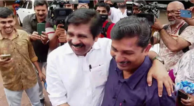 നിലമ്പൂരില്‍ ആദ്യ മണിക്കൂറുകളില്‍ ഭേതപ്പെട്ട പോളിംഗ്: സ്ഥാനാര്‍ഥികള്‍ വോട്ട് രേഖപ്പെടുത്തി