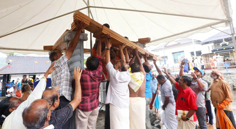ശബരിമല സന്നിധാനത്തെ പുതിയ നവഗ്രഹ ശ്രീകോവിലിന്റെ ഉത്തരം വയ്പ്പ് ഭക്തിസാന്ദ്രമായി