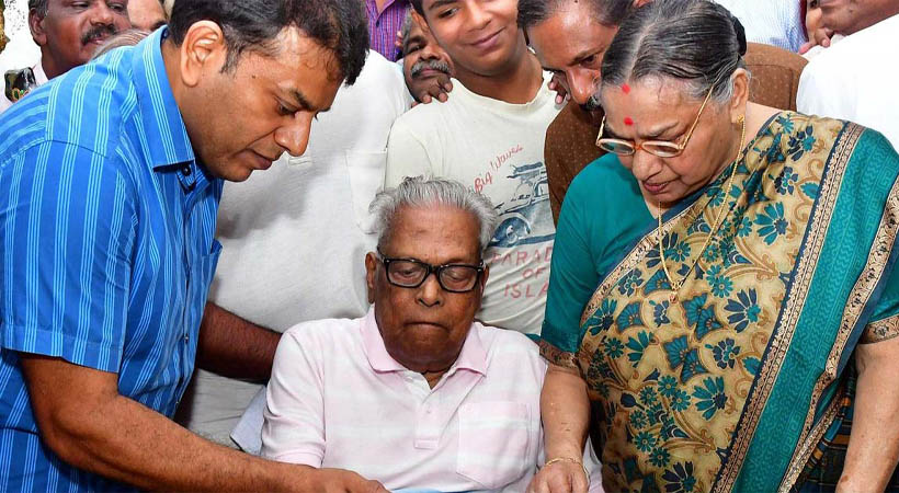 അച്യുതാനന്ദനെ കാണാന്‍ മുഖ്യമന്ത്രി ആശുപത്രിയിലെത്തി; വി.എസ് മരുന്നുകളോട് പ്രതികരിക്കുന്നു