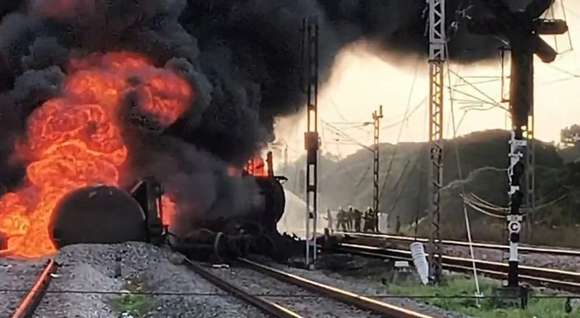 തിരുവള്ളൂരിൽ ട്രയിനിന് തീപിടിച്ച സംഭവം: സമീപത്തെ റെയിൽ പാളത്തിൽ വിള്ളലും