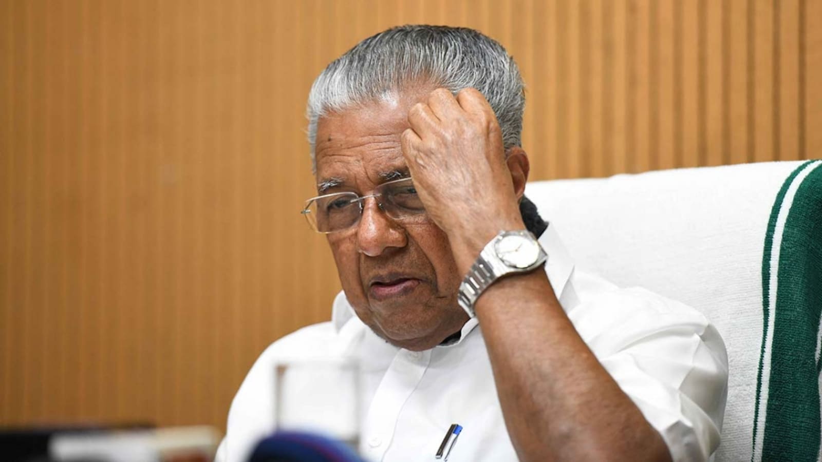 പൊളിച്ചു മാറ്റേണ്ട കെട്ടിടങ്ങളുടെ വിവരങ്ങള്‍ രണ്ടാഴ്ച്ചയ്ക്കുള്ളില്‍ നല്കണമെന്ന് നിര്‍ദേശിച്ച് മുഖ്യമന്ത്രി