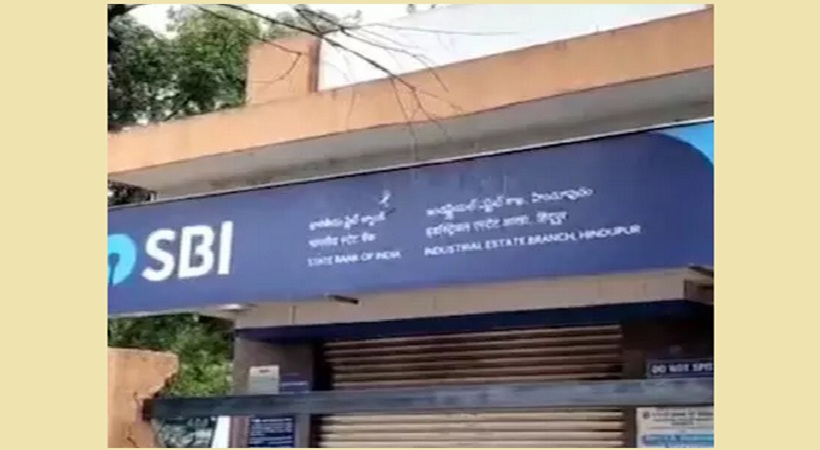 ആന്ധ്രയിലെ എസ്.ബി.ഐ ബാങ്കില്‍ കോടികളുടെ കവര്‍ച്ച: 11 കിലോ സ്വര്‍ണവും 36 ലക്ഷം രൂപയും മോഷ്ടാക്കൾ തട്ടിയെടുത്തു