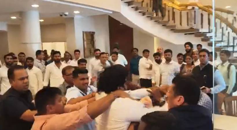 അടിയെന്ന് പറഞ്ഞാൽ പൊരിഞ്ഞയടി; മഹാരാഷ്ട്ര നിയമസഭാ പരിസരത്ത് തമ്മിൽത്തല്ലി ബിജെപി-എൻസിപി അനുയായികൾ- വീഡിയോ