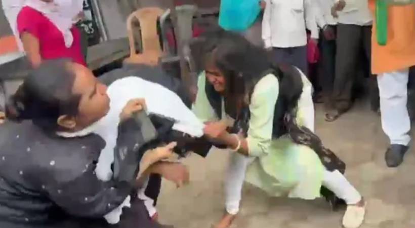 ‘ഇതെൻ്റെ ചേമ്പറാണ്, നിൻ്റെയല്ല’: മഥുര കോടതിയിൽ വനിതാ അഭിഭാഷകരുടെ തമ്മിൽത്തല്ല്