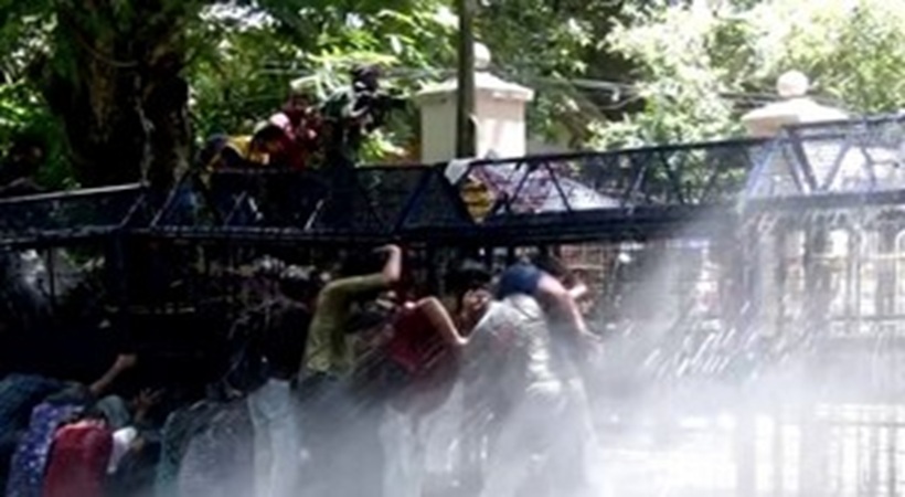 റജിസ്ട്രാറുടെ സസ്പെന്ഷൻ: രാജ്ഭവനിലേക്ക് മാർച്ച് നടത്തി എസ്എഫ്ഐ, സംഘർഷം, പൊലീസ് ജലപീരങ്കി പ്രയോഗിച്ചു