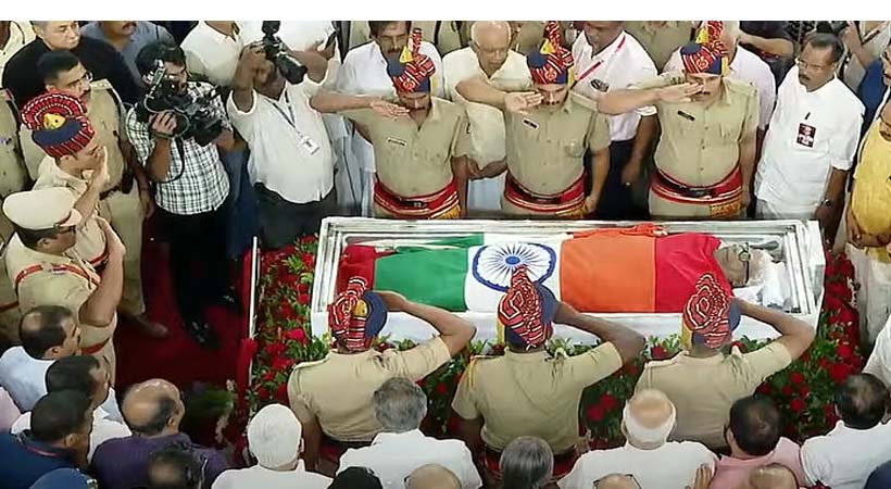 കര്‍മമണ്ഡലത്തില്‍ വിപ്ലവനായകന് അന്തിമോപചാരമര്‍പ്പിക്കാന്‍ ജനപ്രവാഹം