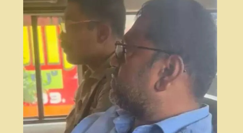 വിശുദ്ധിയുടെ വേളയിൽ വെറുപ്പ്: വി.എസ്സിനെ അധിക്ഷേപിച്ചു വാട്സ്ആപ്പ് സ്റ്റാറ്റസ്: അധ്യാപകന്‍ കസ്റ്റഡിയിൽ