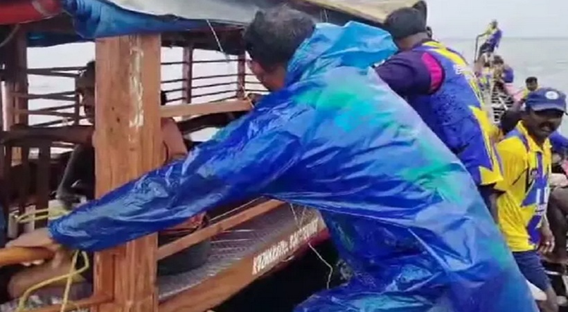 നെഹ്‌റു ട്രോഫി വള്ളംകളിയിൽ അപകടം; ചുണ്ടൻ വള്ളം കുടുങ്ങി