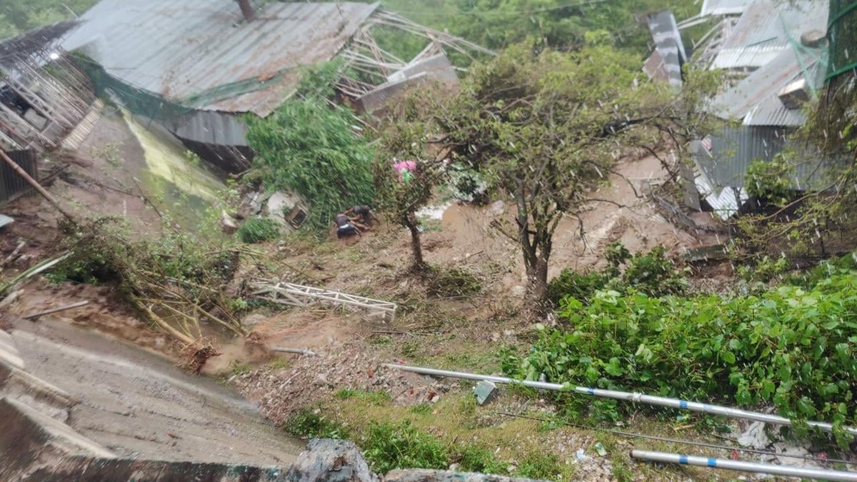 ജമ്മുകശ്മീരില്‍ മിന്നല്‍ പ്രളയം: വൈഷ്ണോ ദേവി ക്ഷേത്രത്തിന് സമീപം മണ്ണിടിച്ചിൽ, മരണം 9 ആയി