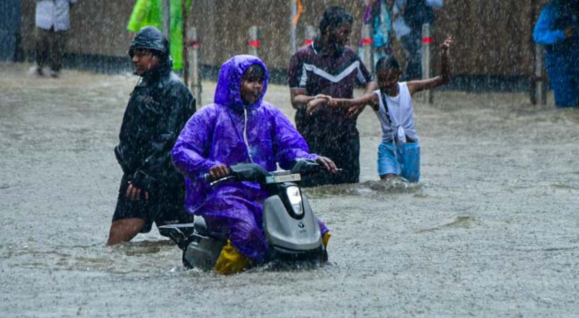 പെരുമഴയും വെള്ളപ്പൊക്കവും മുംബൈയില് 250 വിമാന സര്വീസുകള് വൈകി: ഇന്നും റെഡ് അലേര്ട്ട്