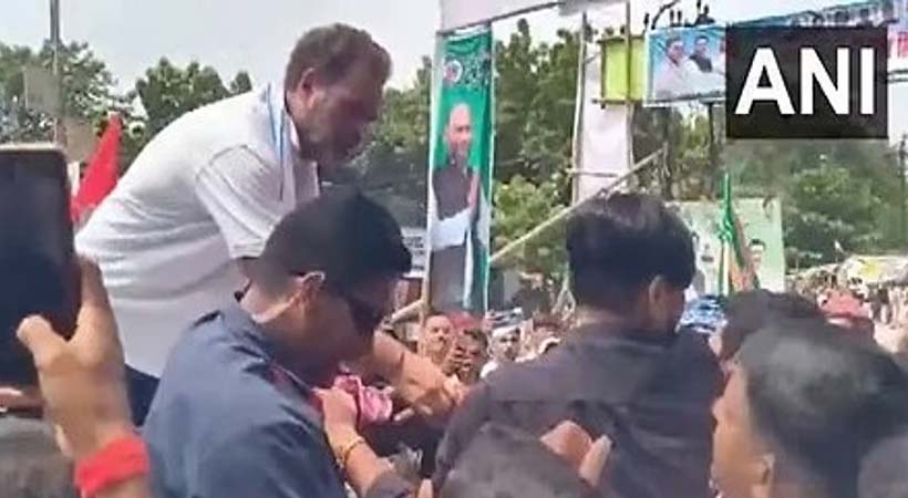 കരിങ്കൊടി പ്രതിഷേധവുമായി എത്തിയ ബിജെപി പ്രവര്ത്തകര്ക്ക് മധുരം സമ്മാനിച്ച് രാഹുല് ഗാന്ധി