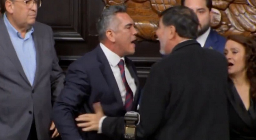 മെക്സിക്കൻ സെനറ്റ് സമ്മേളനത്തിൽ കയ്യാങ്കളി; പ്രതിപക്ഷ-ഭരണപക്ഷ സെനറ്റർമാർ തമ്മിൽ ഏറ്റുമുട്ടി