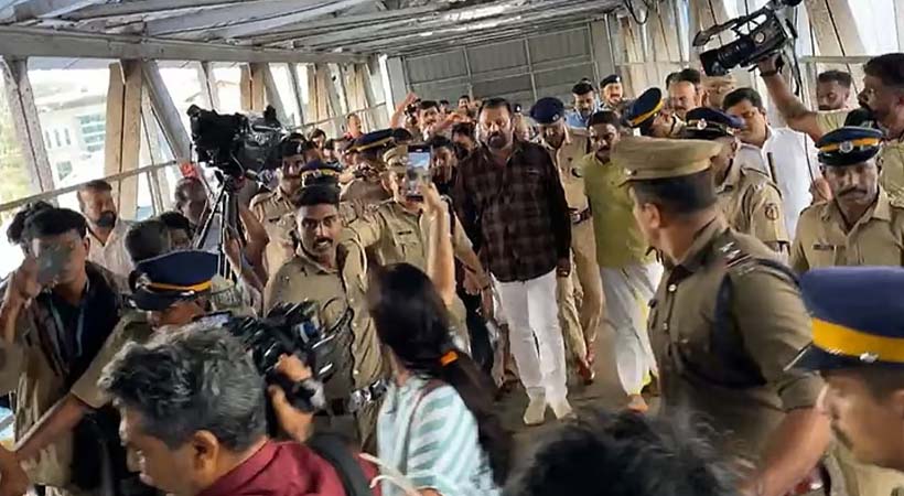വോട്ട് വിവാദത്തിനിടെ കേന്ദ്ര മന്ത്രി സുരേഷ് ഗോപി തൃശൂരില്‍; ഇത്രയും സഹായിച്ചതിന് നന്ദിയെന്ന് മാധ്യമങ്ങളോട് പരിഹാസം