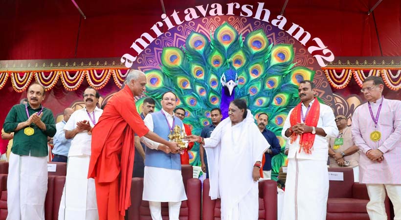 ‘അമ്മയ്ക്ക് ജന്മദിനാശംസകള്‍’; മാതാ അമൃതാനന്ദമയിയെ പ്രശംസിച്ച് രാഷ്ട്രീയ നേതാക്കള്‍, അമൃതവര്‍ഷം 72ന് തുടക്കം