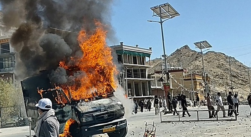 പാക് അധിനിവേശ കശ്മീരിൽ പ്രതിഷേധം കത്തുന്നു, വെടിവെയ്പ്പിൽ രണ്ട് മരണം, 25 ഓളം പേർക്ക് പരിക്ക്