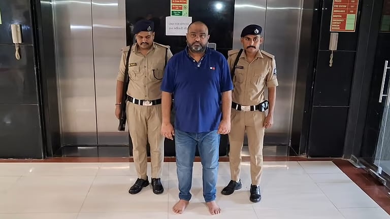 ക്രിക്കറ്റ് വാതുവെപ്പ് തട്ടിപ്പിന്റെ മുഖ്യസൂത്രധാരൻ,2300 കോടിയുടെ സാമ്പത്തിക തട്ടിപ്പ് നടത്തി മുങ്ങിയ പ്രതിയെ യുഎഇ ഇന്ത്യക്ക് കൈമാറി