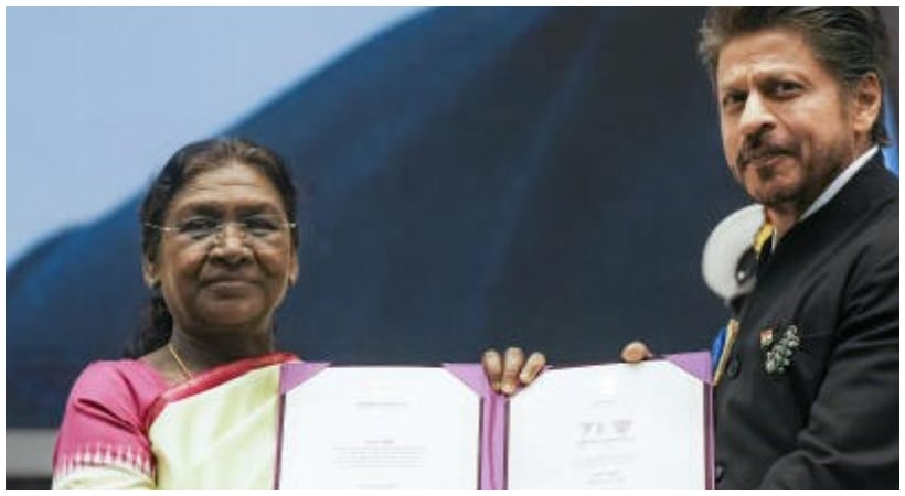 ‘ബിഹാറിൽ മുസ്ലിം വോട്ട് നേടാനുള്ള രാഷ്ട്രീയ നീക്കം’, ഷാരൂഖിന് ദേശീയ അവാർഡ് നൽകിയതിൽ വിമർശനവുമായി കോൺഗ്രസ്; മറുപടിയുമായി ബിജെപി