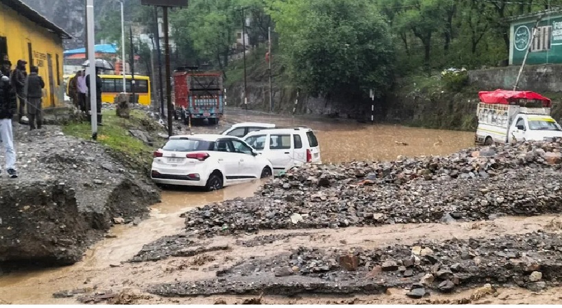 ജമ്മു കശ്മീരിൽ മണ്ണിടിച്ചിലും വെള്ളപ്പൊക്കവും; പ്രധാന റോഡുകൾ തടസ്സപ്പെട്ടു