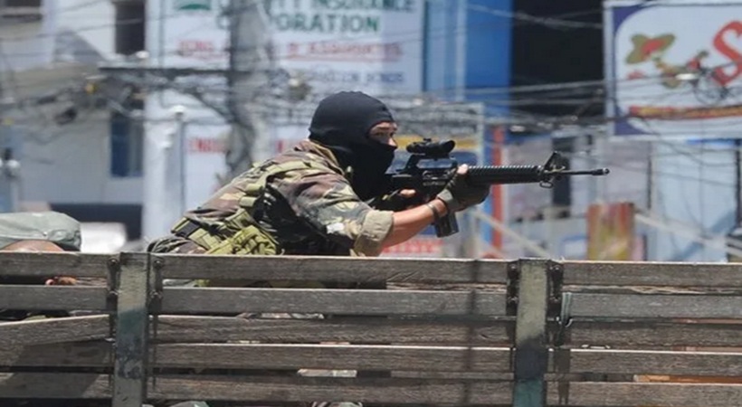 നാവികസേന ഉദ്യോഗസ്ഥനെന്ന വ്യാജേന യുവാവ് റൈഫിളുമായി കടന്നുകളഞ്ഞു