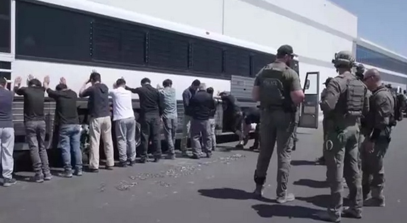 കൈകാലുകളിൽ വിലങ്ങിട്ട് തൊഴിലാളികളെ മാറ്റി;ഹ്യുണ്ടായ്-എൽ.ജി പ്ലാന്റിൽ യുഎസ് ഫെഡറൽ മിന്നൽ പരിശോധന; 475 തൊഴിലാളികൾ അറസ്റ്റ്