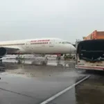 ഡൽഹി വിമാനത്താവളത്തിൽ വിമാനത്തിന് സമീപം നിർത്തിയിട്ട ബസിന് തീപിടിച്ചു
