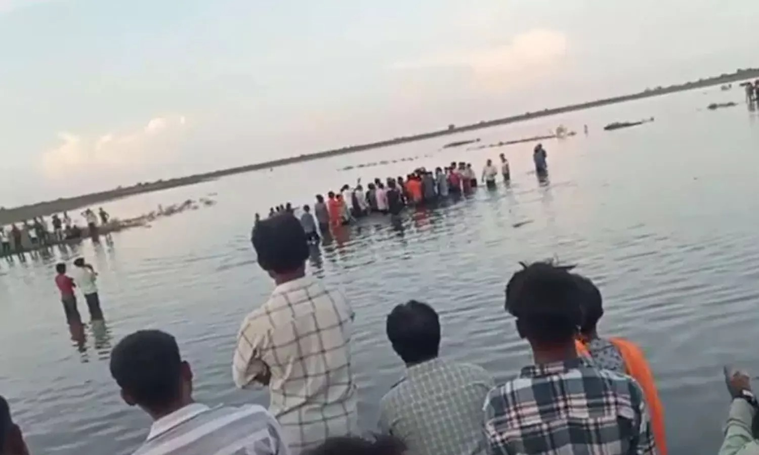 വിജയദശമി ആഘോഷത്തിനിടെ ദുരന്തം; ട്രാക്ടർ ട്രോളി മറിഞ്ഞ് പത്ത് മരണം