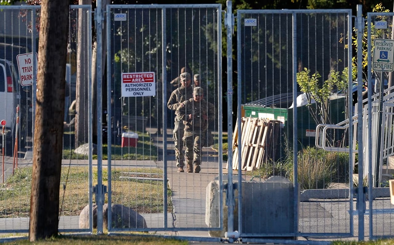 ഇല്ലിനോയിസിൽ ICE സ്ഥാപിച്ച എട്ട് അടി ഉയരമുള്ള ലോഹ സുരക്ഷാ വേലി, ഉടൻ നീക്കണമെന്ന് കോടതി, കടുത്ത വിമർശനം