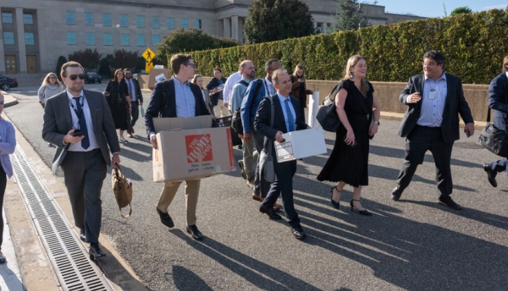 ട്രംപ് ഭരണകൂടത്തിന്റെ മാധ്യമ നിയന്ത്രണങ്ങൾക്കെതിരെ മാധ്യമപ്രവർത്തകരുടെ പ്രതിഷേധക്കാറ്റ്; പെന്റഗണിൽ ബാഡ്ജുകൾ തിരികെ നൽകി