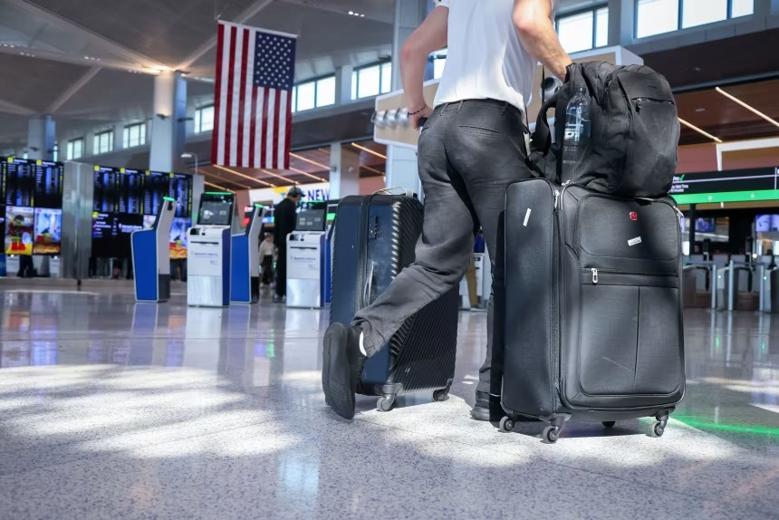 എയർ ട്രാഫിക് കൺട്രോളർമാർ കൂട്ടത്തോടെ അവധിയെടുക്കുന്നത് വിമാന സർവീസുകളെ പ്രതികൂലമായി ബാധിക്കുന്നു; ഷട്ട്ഡൗൺ പ്രതിസന്ധി കനത്തു