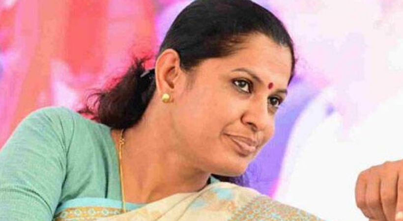 നവീൻ ബാബുവിന്റെ കുടുംബം നഷ്ടപരിഹാരം ആവശ്യപ്പെട്ടതിന് പിന്നാലെ ദിവ്യയുടെ പോസ്റ്റ്, ‘അഴിമതി അവകാശമാക്കാൻ ശ്രമിക്കുന്നവരുള്ളപ്പോൾ എങ്ങനെ പ്രതികരിക്കാനാണ്’