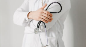 പ്രസവ ശസ്ത്രക്രിയയ്ക്കിടെ കുഞ്ഞു മരിച്ച സംഭവത്തിൽ നെടുമങ്ങാട് ജില്ലാ ആശുപത്രിയിലെ ഡോക്ടറെ സ്ഥലംമാറ്റി