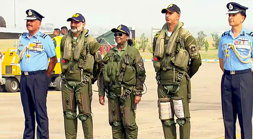 റഫാല് യുദ്ധവിമാനത്തില് പറന്നുയര്ന്ന് രാഷ്ട്രപതി ദ്രൗപതി മുര്മ്മു