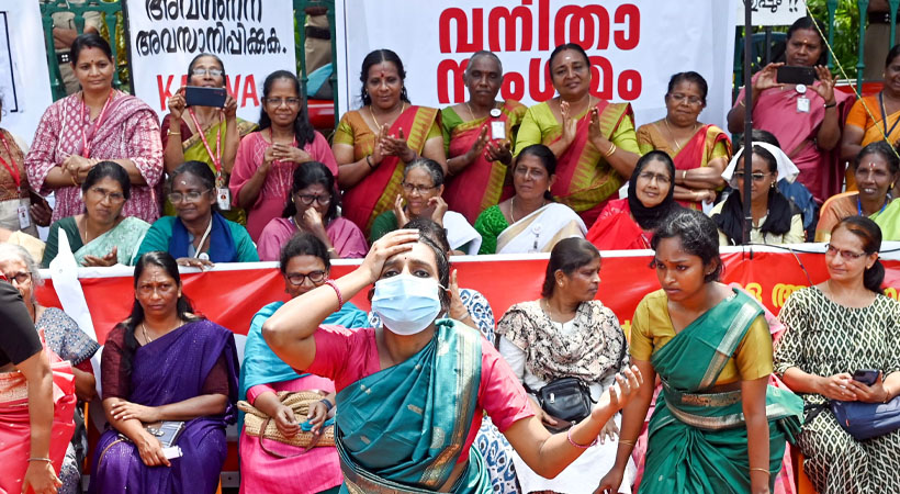 ആശാ സമരം അവസാനിപ്പിക്കുന്നു; നവംബര് ഒന്നിന് പ്രതിജ്ഞാ റാലിയോടെ സമാപനം