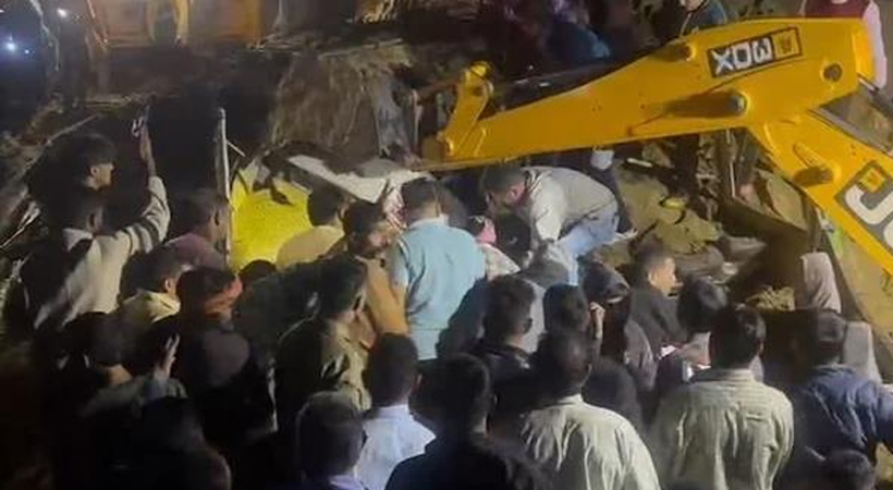 ഹിമാചൽ പ്രദേശിൽ  മണ്ണിടിഞ്ഞ് ബസ്സിനു മുകളിലേക്ക് പതിച്ച് വൻ അപകടം: 18 മരണം, നിരവധി പേർ മണ്ണിനടിയിൽ കുടുങ്ങിക്കിടക്കുന്നു