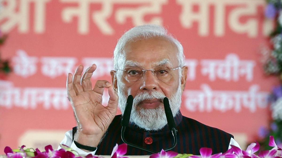 മാവോവാദം അവസാനിപ്പിച്ചു, ചുവപ്പുകൊടി മാറ്റി ത്രിവർണപതാക നാട്ടി; ജനങ്ങളെ നശിക്കാൻ വിട്ട് എസി മുറികൾ ആസ്വദിക്കാൻ എനിക്കാവില്ല: പ്രധാനമന്ത്രി മോദി