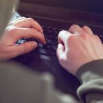 ഹാക്കർമാരെ പ്രതിരോധിക്കാൻ കമ്പനികളെ സഹായിക്കുന്ന വിദഗ്ധർ, യുഎസിൽ ഹാക്കിംഗ് നടത്തി പണം തട്ടിയ കേസിൽ അറസ്റ്റിൽ