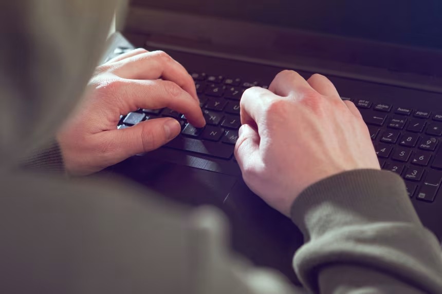 ഹാക്കർമാരെ പ്രതിരോധിക്കാൻ കമ്പനികളെ സഹായിക്കുന്ന വിദഗ്ധർ, യുഎസിൽ ഹാക്കിംഗ് നടത്തി പണം തട്ടിയ കേസിൽ അറസ്റ്റിൽ