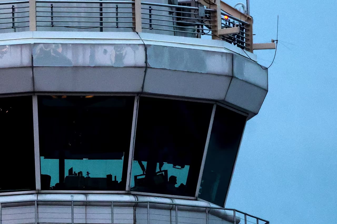 യുഎസ് ഷട്ട്ഡൗൺ: എയർ ട്രാഫിക് കൺട്രോളർമാരുടെ കുറവ് രൂക്ഷമാകുന്നു; തിങ്കളാഴ്ച ഏറ്റവും മോശം ദിനം