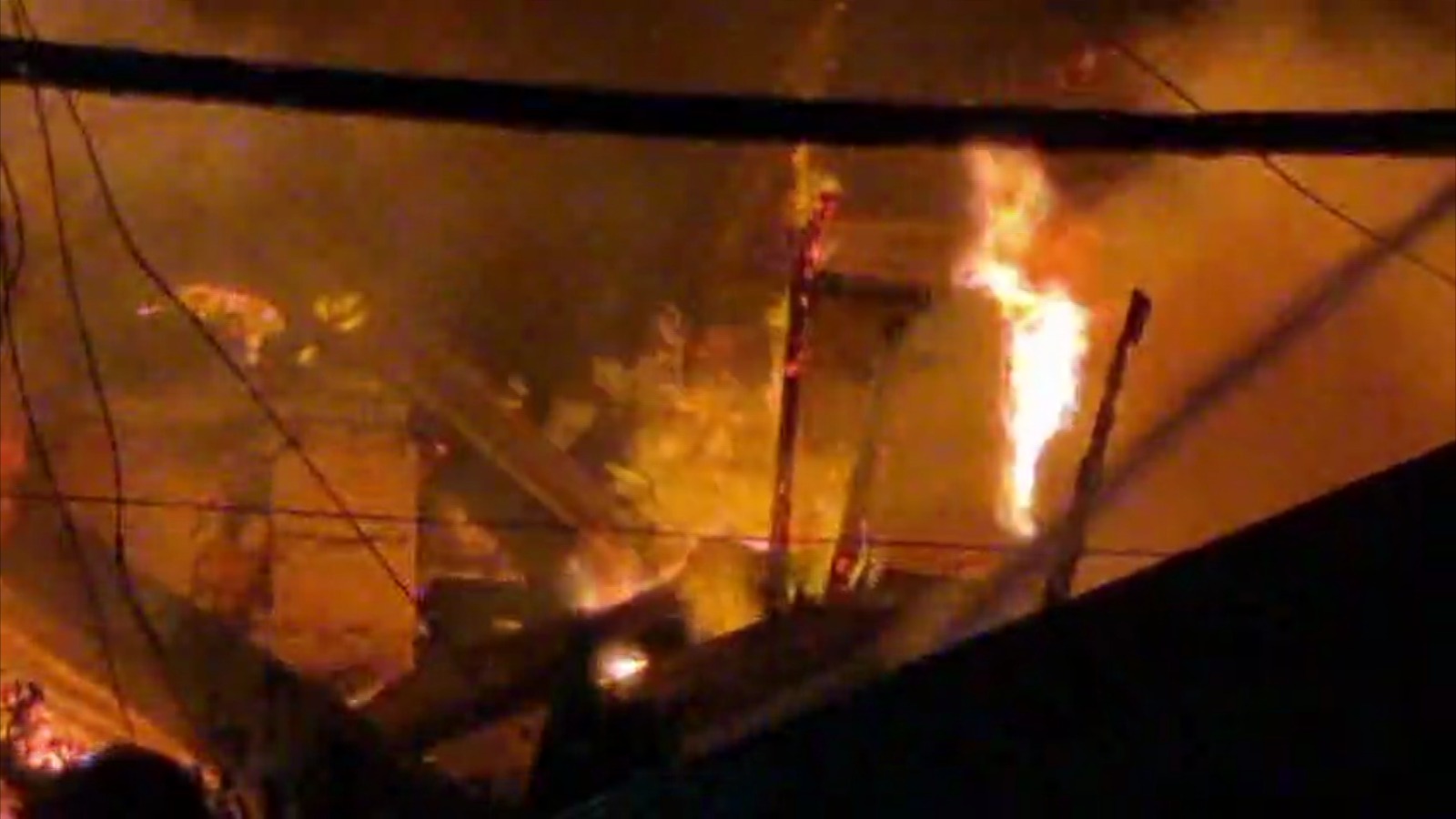 ഗ്യാസ് സിലിണ്ടർ പൊട്ടിത്തെറിച്ചു,കൊല്ലത്ത് നാല് വീടുകൾക്ക് തീപിടിച്ചു