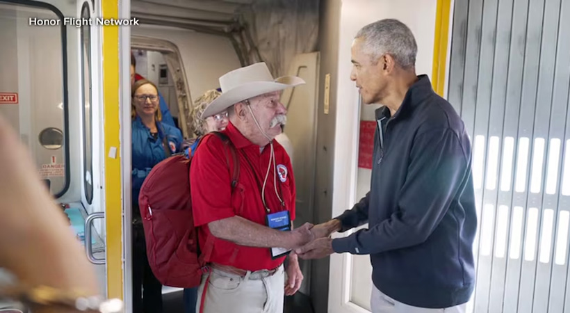 വെറ്ററന്‍സ് ഡേയ്ക്ക് മുന്നോടിയായി യുദ്ധവീരന്‍മാരെ ചേര്‍ത്തുപിടിച്ച് ഒബാമ: കൊറിയന്‍, വിയറ്റ്‌നാം യുദ്ധ സൈനീകരെ വിമാനത്തിലെത്തി സ്വീകരിച്ചു