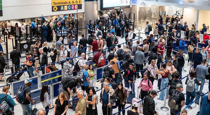 യുഎസിലെ വിമാനയാത്ര കടുത്ത പ്രതിസന്ധിയിലേക്ക്, ശനിയാഴ്ച 1000 സർവീസുകൾ റദ്ദുചെയ്തു, 4000 സർവീസുകൾ വൈകി, പ്രതിസന്ധി