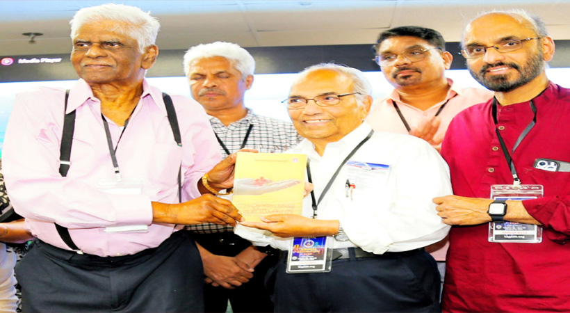 അമ്പഴയ്ക്കാട്ട് ശങ്കരന്റെ ”ഹൃദയപക്ഷ ചിന്തകള്‍” പുസ്തകം പ്രകാശനം ചെയ്തു