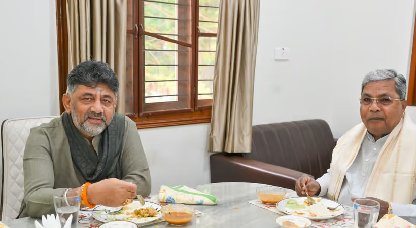 കര്‍ണാടകയിലെ മുഖ്യമന്ത്രിമാറ്റ തര്‍ക്കത്തിനിടെ സിദ്ധരാമയ്യയും ഡി.കെ ശിവകുമാറും ഒരുമിച്ചിരുന്നു ഭക്ഷണം കഴിച്ചു: തങ്ങള്‍ക്കിടയില്‍ തര്‍ക്കമില്ലെന്ന് ഇരുവരും