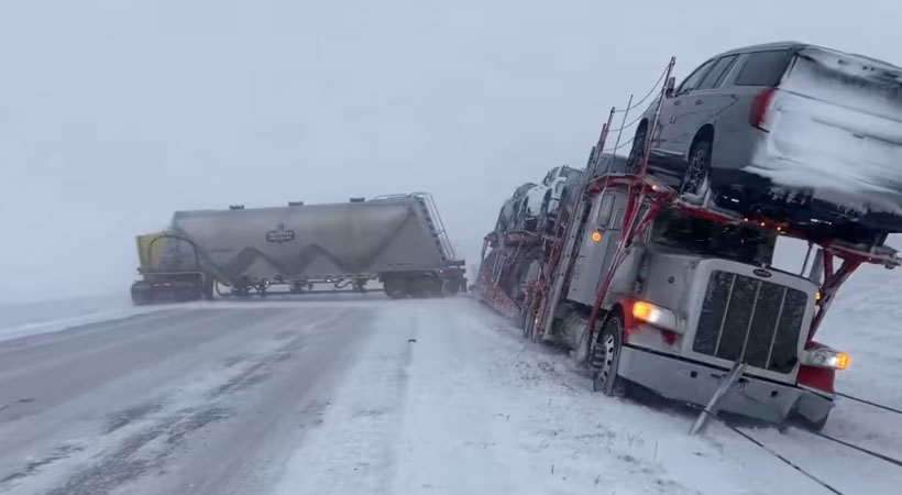 കനത്ത മഞ്ഞുവീഴ്ച്ച : യുഎസില്‍ 2,200 വിമാനങ്ങള്‍ വൈകി; 50 സര്‍വീസുകള്‍ റദ്ദാക്കി, ശനിയാഴ്ച്ച വരെ കനത്ത മഞ്ഞുവീഴ്ച്ച പ്രവചനം