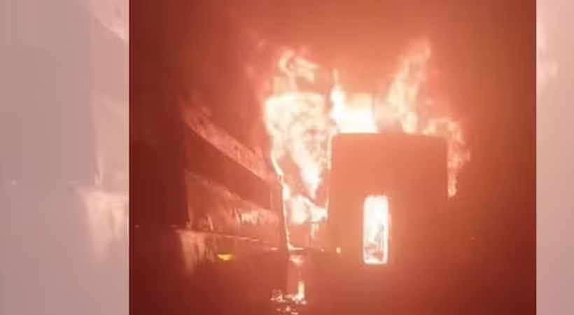 കനത്ത മൂടല്‍മഞ്ഞ്: ഡല്‍ഹി-ആഗ്ര എക്‌സ്പ്രസ് വേയില്‍ വാഹനങ്ങള്‍ കൂട്ടിയിടിച്ചുണ്ടായ തീപിടുത്തത്തില്‍ നാലു പേര്‍ കൊല്ലപ്പെട്ടു; 25 പേര്‍ക്ക് ഗുരുതര പരിക്ക്