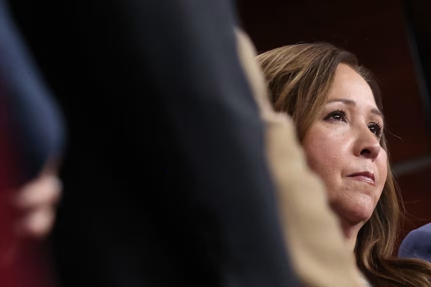 യുഎസിൽ വൻ വിവാദം, ഐസിഇ റെയ്ഡിനിടെ പെപ്പർ സ്പ്രേ ആക്രമണത്തിന് ഇരയായെന്ന് കോൺഗ്രസ് പ്രതിനിധി; ‘സ്പ്രേ അടിച്ചത് മാസ്ക് ധരിച്ച ഏജന്‍റ്’