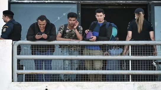 ക്രിസ്മസ്, പുതുവർഷ ദിനങ്ങളിൽ റിപ്പോർട്ട് ചെയ്യാൻ അഫ്ഗാൻ താമസക്കാർക്ക് നിർദേശം; ട്രംപ് ഭരണകൂടം അഭയാർത്ഥികൾക്കെതിരെ നടപടി കർശനമാക്കുന്നു